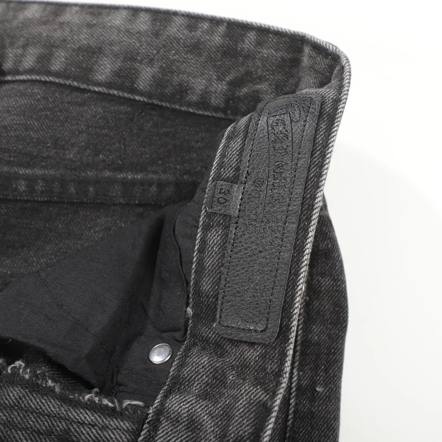 P300 CH Chromehearts black cross-stitched leather black and gray heavy-duty cow king jeans, cabinet price 74W level, patchwork cross pattern embellishment, washed jeans! ! An absolutely high-end luxury product, a 1.9W-level god-level single product, a super popular product, made by top heavy industry, a magic weapon that cannot be missed! [About Zangyin] This is an extremely luxurious fashion brand that can also be called the aristocracy of the high street. It has always been an exclusive brand for some hipsters or rich second generations. Compared with ordinary high streets, it is more luxurious and noble. Compared with luxury brands, it is more fashionable and individual. It has always been a brand that I have a special liking for. [Top heavy industry fashion design] Consistently high-street luxury style. Speaking of this style, the Zangyin family and GU family are definitely the leading representative brands. Especially the Zangyin family has really achieved a state-of-the-art effect in creating high-street style. The unique washed material is used to create this style. The color system is already quite eye-catching. After it is decorated with patchwork cross flowers, it cleverly highlights the charm of the brand. Secondly, this style uses classic The high-waist cutting design highlights the long legs and fashionable temperament of the upper body. The brand is highly recognizable and the slim fit configuration is more suitable for daily wear. It is a product that interprets personality, fashion, and specifications at a glance. This single product is enough to make any fan excited. It can be a white T-shirt for a youthful college style, or a tight suspender for a royal style. It has strong matching ability and can be easily controlled by men.  [Materials and craftsmanship] Needless to say, this point goes without saying. As an excellent craftsman brand, Zangyin’s requirements for details and craftsmanship are really perfect. The washed color of this model has gone through so many processes, not to mention the embellishment of denim appliques. It is also purely hand-made and sewn. Just like what they believe in, only hand-made things have soul and have the meaning of wear. A top-notch heavy-duty fashionable denim item, I look forward to your perfect interpretation! !  Color: black gray Size: 28-36
